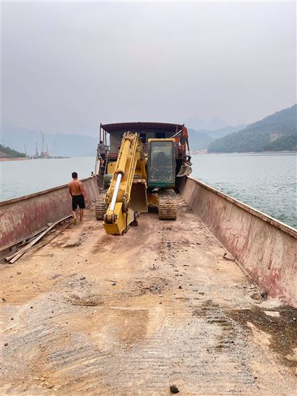 Trên lòng hồ thủy điện Hòa Bình